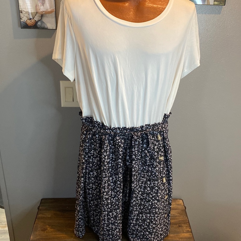 Black and white floral t shirt dress